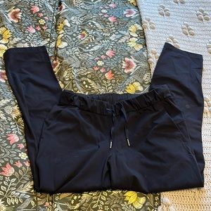 Lululemon on the fly pant size 8